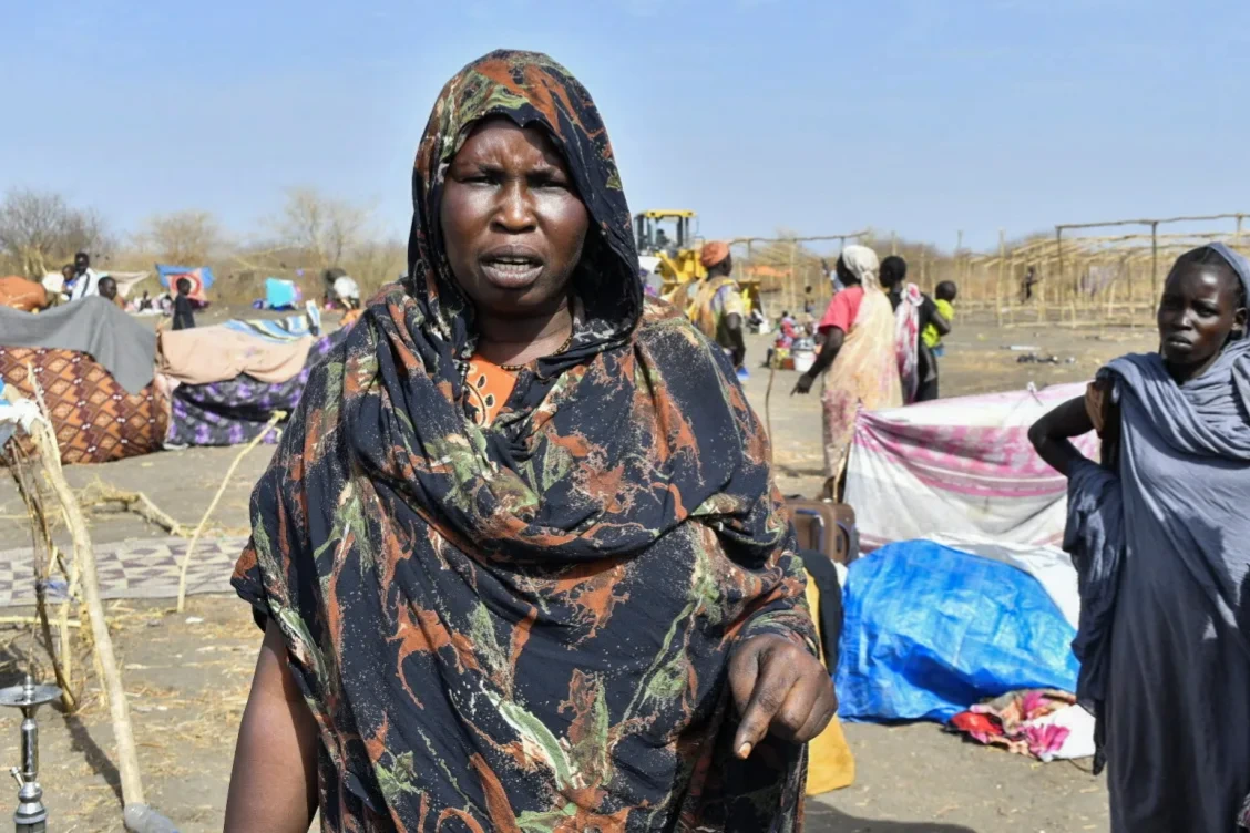 -أدى الصراع المستمر والانهيار الاقتصادي والعديد من حالات الطوارئ الإنسانية إلى تدمير السودان، مما دفع الملايين إلى مواجهة الجوع الشديد والنزوح