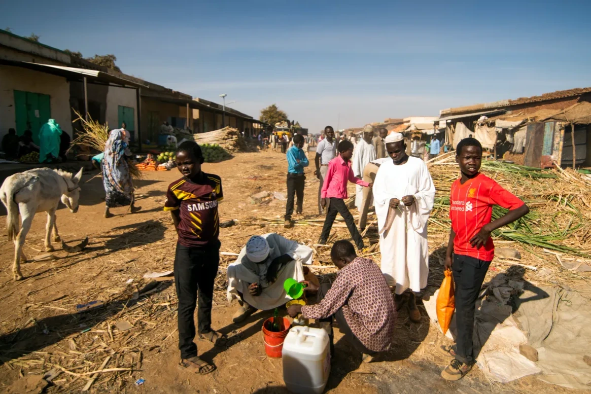 -أدى الصراع المستمر والانهيار الاقتصادي والعديد من حالات الطوارئ الإنسانية إلى تدمير السودان، مما دفع الملايين إلى مواجهة الجوع الشديد والنزوح