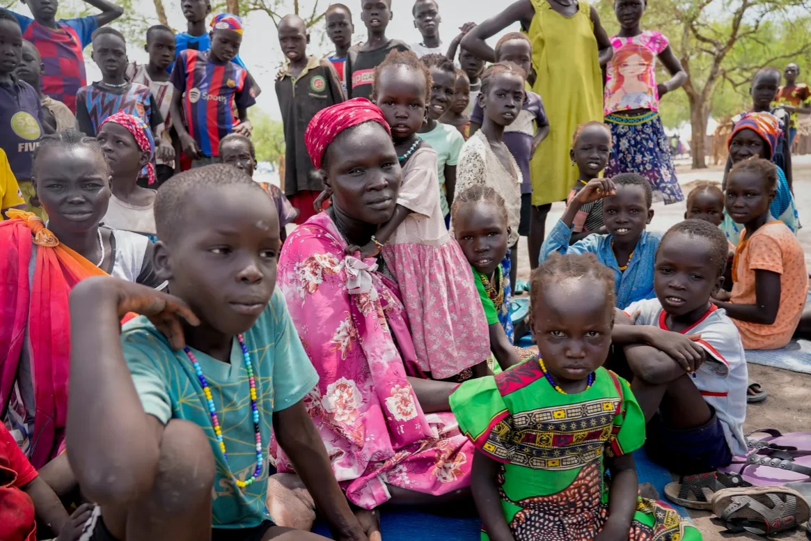 -أدى الصراع المستمر والانهيار الاقتصادي والعديد من حالات الطوارئ الإنسانية إلى تدمير السودان، مما دفع الملايين إلى مواجهة الجوع الشديد والنزوح