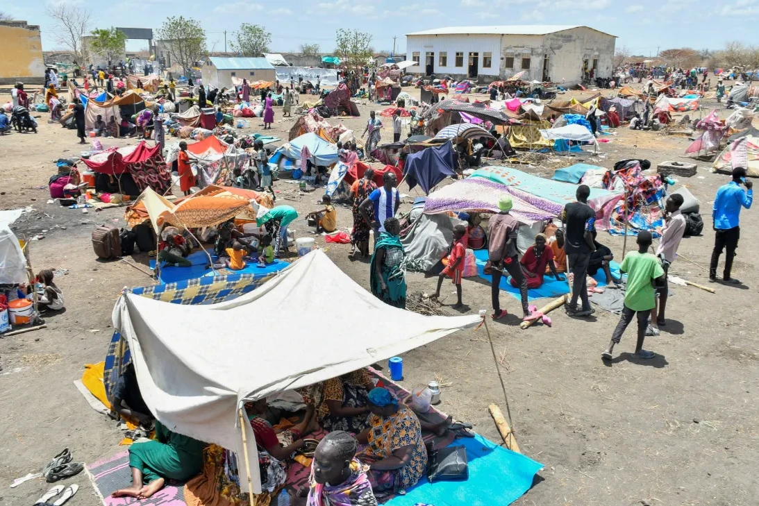 -أدى الصراع المستمر والانهيار الاقتصادي والعديد من حالات الطوارئ الإنسانية إلى تدمير السودان، مما دفع الملايين إلى مواجهة الجوع الشديد والنزوح