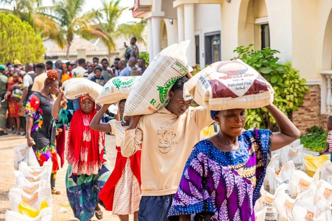 -أدى الصراع المستمر والانهيار الاقتصادي والعديد من حالات الطوارئ الإنسانية إلى تدمير السودان، مما دفع الملايين إلى مواجهة الجوع الشديد والنزوح