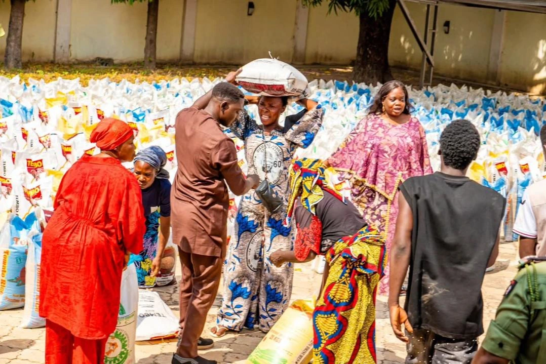 -أدى الصراع المستمر والانهيار الاقتصادي والعديد من حالات الطوارئ الإنسانية إلى تدمير السودان، مما دفع الملايين إلى مواجهة الجوع الشديد والنزوح